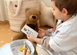 tooky-toy-drewniany-zestaw-malego-lekarza-doktora-w-walizce-z-akcesoriami (1)